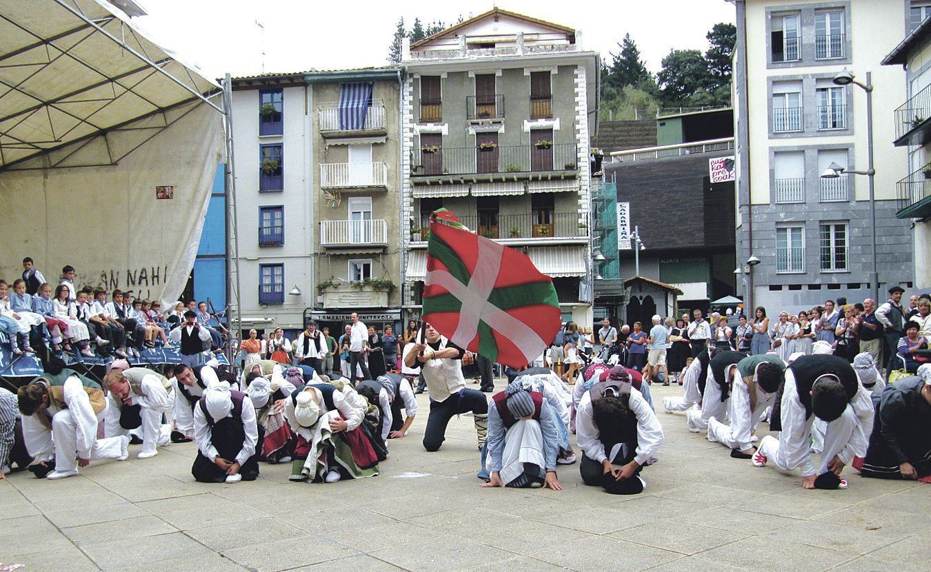 Dantza taldeak dira Debako Euskal Jaiko protagonistak. IZARO AULESTIA. Dantza taldeak dira Debako Euskal Jaiko protagonistak. IZARO AULESTIA.