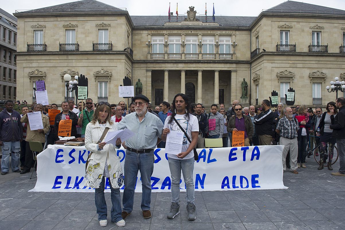 Gasteizko hainbat eragile sindikal, sozial eta politikok bat egin dute SOS Arrazakeriaren salaketarekin. RAUL BOGAJO / ARP.