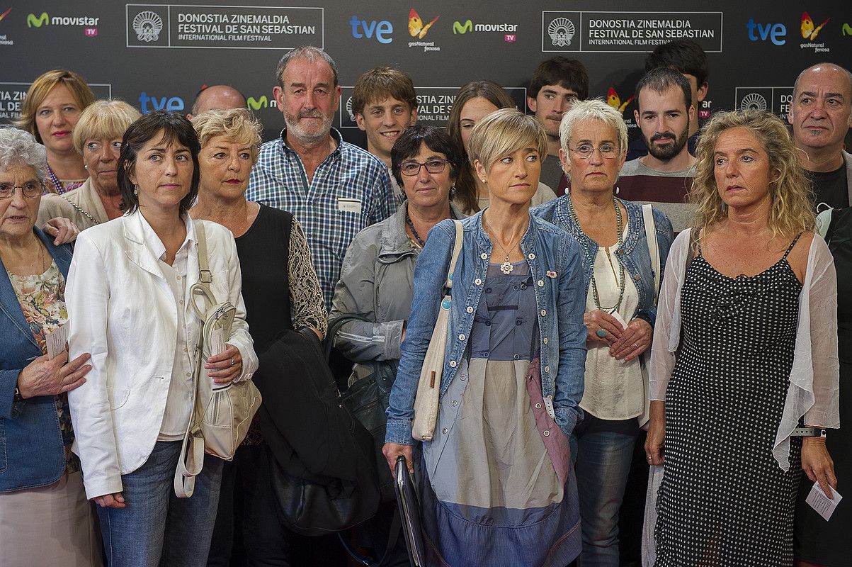 Joxean Lasa eta Joxi Zabalaren senideak atzo arratsaldeko estreinaldian izan ziren. ANDONI CANELLADA / ARGAZKI PRESS. Joxean Lasa eta Joxi Zabalaren senideak atzo arratsaldeko estreinaldian izan ziren. ANDONI CANELLADA / ARGAZKI PRESS.