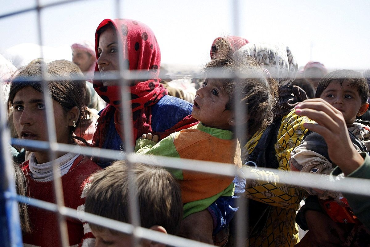 Siriako errefuxiatu kurduak, Turkiaren menpeko Kurdistango Sanliurfa hirira igarotzeko esperoan. ULAS YUNUS TOSUN / EFE. Siriako errefuxiatu kurduak, Turkiaren menpeko Kurdistango Sanliurfa hirira igarotzeko esperoan. ULAS YUNUS TOSUN / EFE.