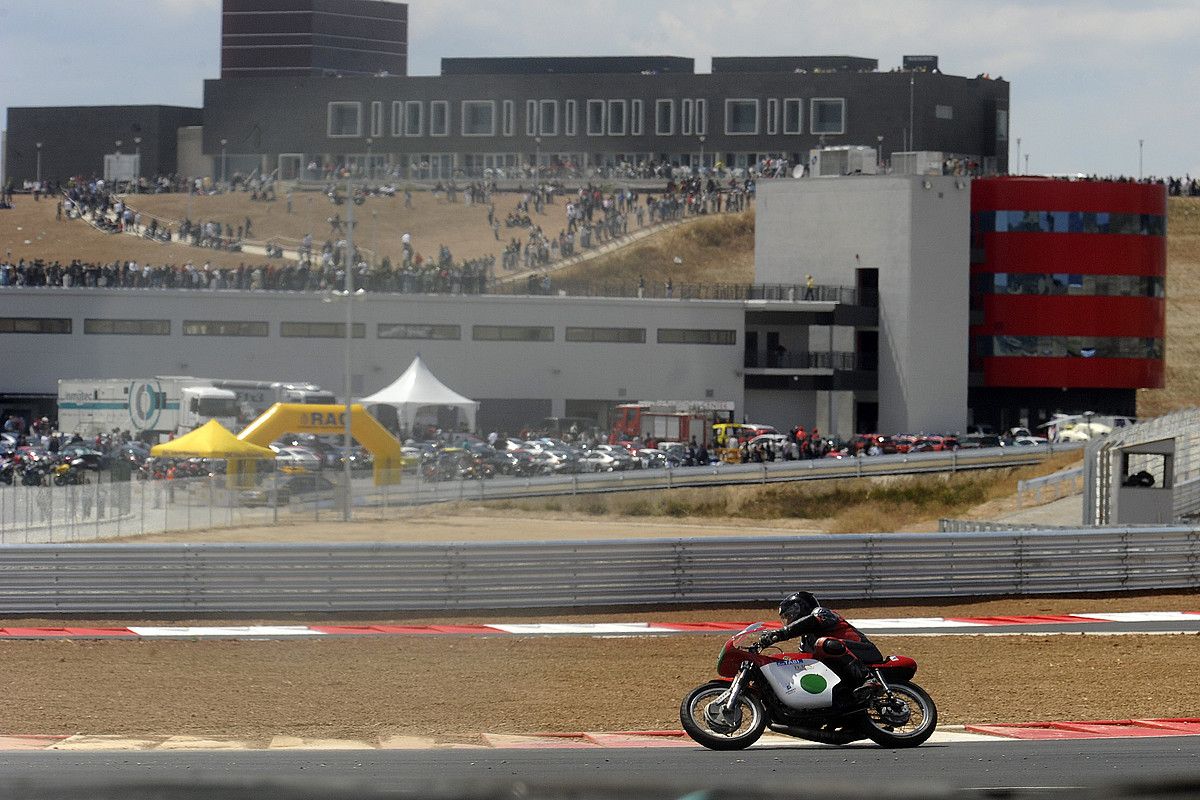 Los Arcosko zirkuituan egindako motoziklismo lehiaketa bat, artxiboko irudi batean. IÑIGO URIZ / ARGAZKI PRESS. Los Arcosko zirkuituan egindako motoziklismo lehiaketa bat, artxiboko irudi batean. IÑIGO URIZ / ARGAZKI PRESS.