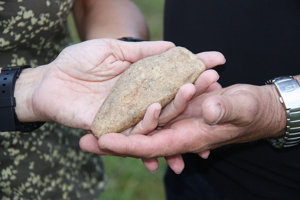 Sei zentimetroko zabalera eta hamahiru zentimetroko altuera dauzka. BERRIA. Sei zentimetroko zabalera eta hamahiru zentimetroko altuera dauzka. BERRIA.
