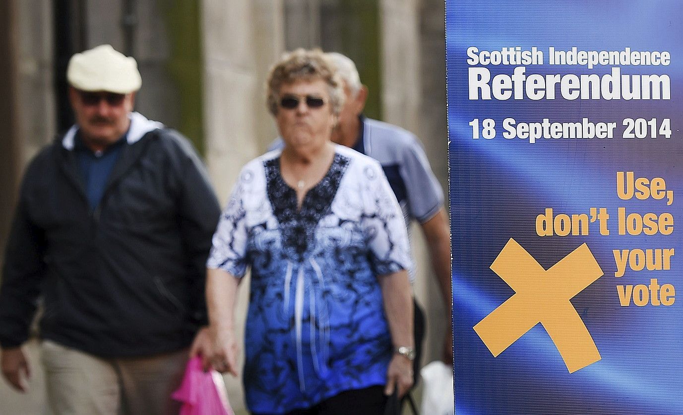 Herritarrak erreferendumean parte hartzera deitzen dituen kartel bat, Edinburgon. ANDY RAIN / EFE. Herritarrak erreferendumean parte hartzera deitzen dituen kartel bat, Edinburgon. ANDY RAIN / EFE.