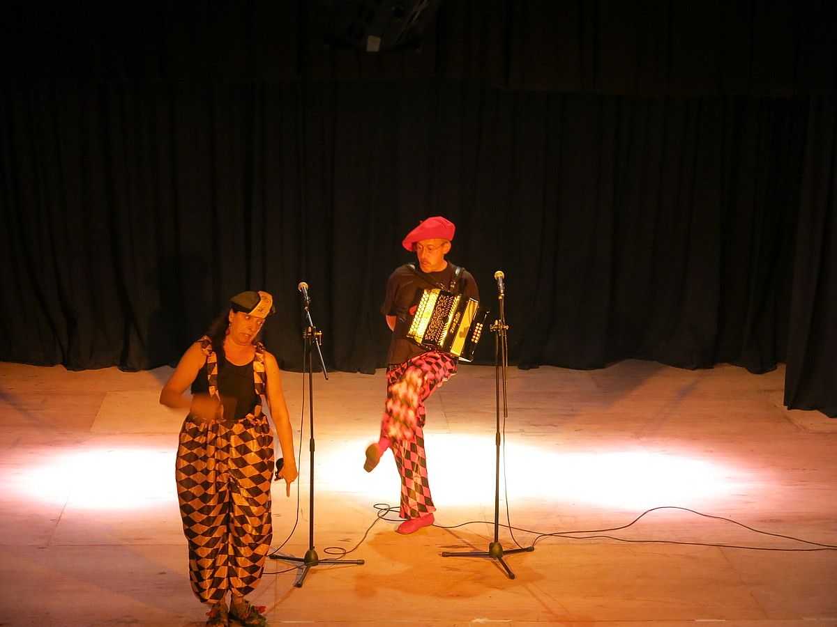 Maite Agirre eta Miel Angel Harana, Palabra Mian egindako emanaldietako batean. AGERRE TEATROA. Maite Agirre eta Miel Angel Harana, Palabra Mian egindako emanaldietako batean. AGERRE TEATROA.