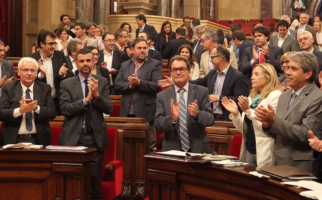 Artur Mas Kataluniako presidentea, eta Oriol Junqueras ERCko burua, atzean, atzoko saioan. TONI GARRIGA / EFE. Artur Mas Kataluniako presidentea, eta Oriol Junqueras ERCko burua, atzean, atzoko saioan. TONI GARRIGA / EFE.