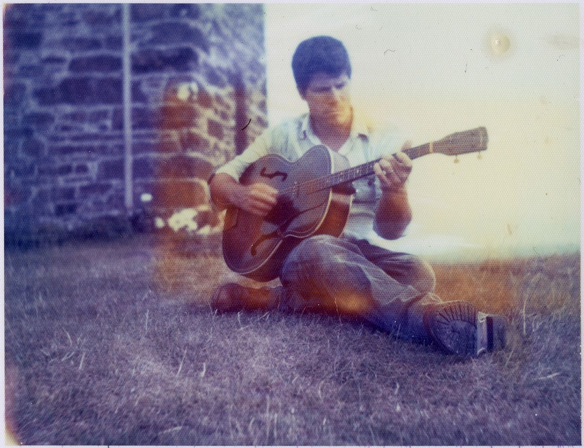 Seth Lakeman bere lau sokako gitarra tenorra eskutan duela. TIM YOUNG.