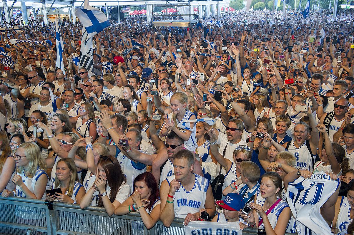 Finlandiako zaleak, haientzat beren-beregi prestaturiko festan, BECen inguruan. JUANAN RUIZ / ARGAZKI PRESS.