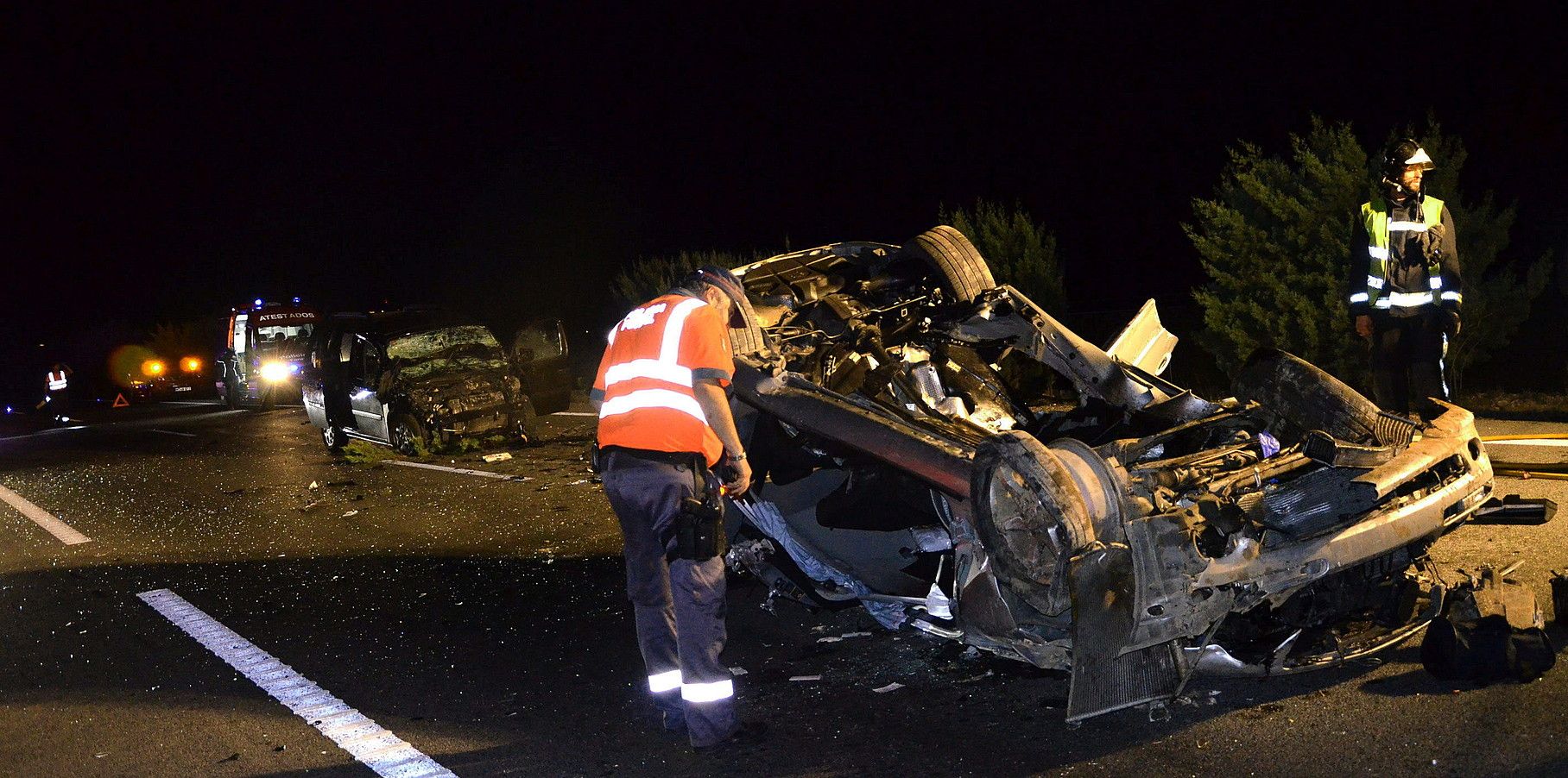 AP-68 errepidean gertatu zen istripua, Tutera parean (Nafarroa), igandeko 00:45 aldera. Atzean, Jone Artolaren eta haren senideen autoa. NAFARROAKO GOBERNUA.