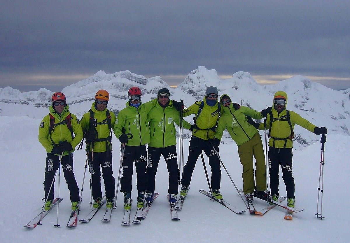 Alpinista gazteen taldeko kideak, Astunen eskiatzen (Espainia). FEDME. Alpinista gazteen taldeko kideak, Astunen eskiatzen (Espainia). FEDME.