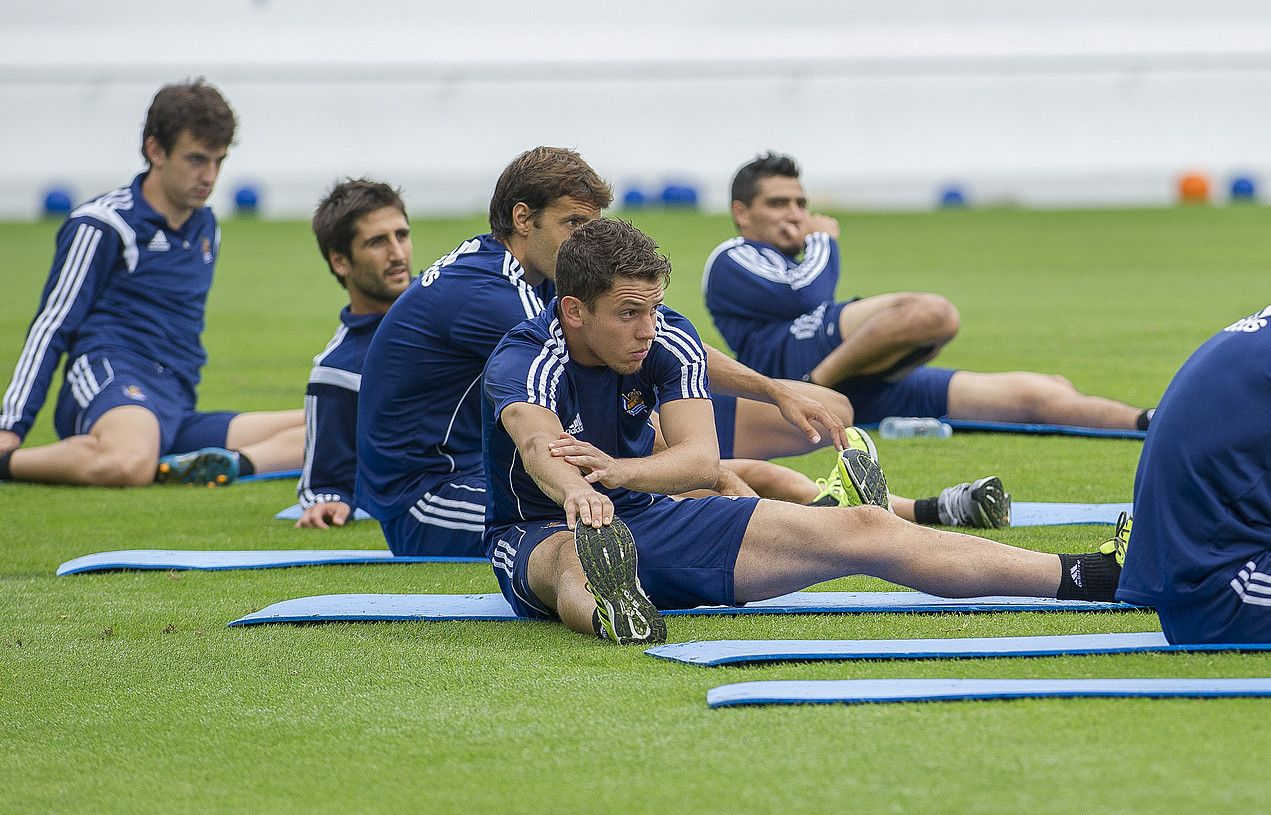 Gorka Elustondo, luzatze ariketak egiten, entrenamendu batean, Zubietan. ANDONI CANELLADA / ARGAZKI PRESS.