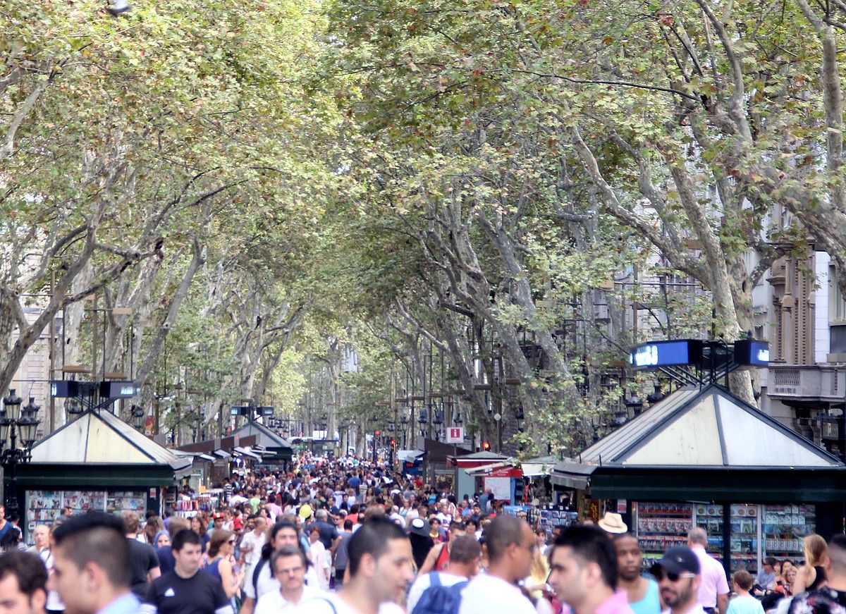 Bartzelonako Ramblak, jendez gainezka. Turistek hartua dute egun garai batean bartzelonarren topagune izan ohi zena. Kontraste handien plaza ere bada. MARIA REY.