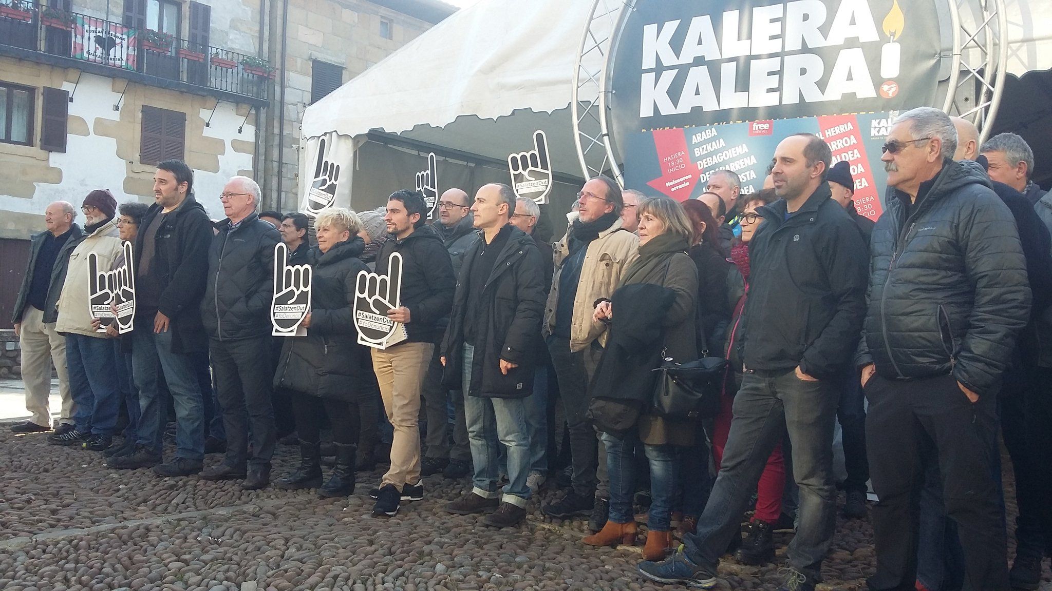 Sareko kideak eta EH Bilduko Josu Juaristi preso ohiekin, gaur, Usurbilen. @KALERA_KALERA