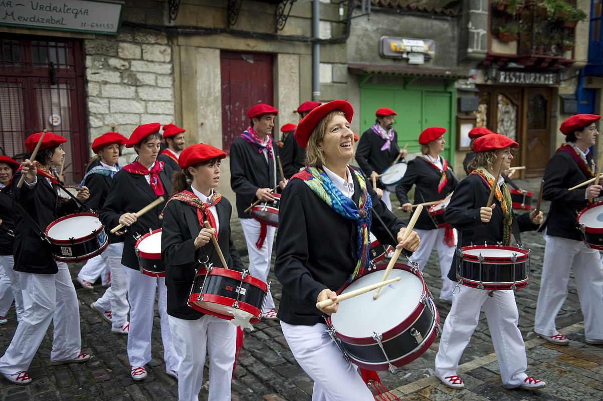 Andreak eta gizonak elkarrekin desfilatzen, iaz, Jaizkibel konpainian. IDOIA ZABALETA / ARGAZKI PRESS.