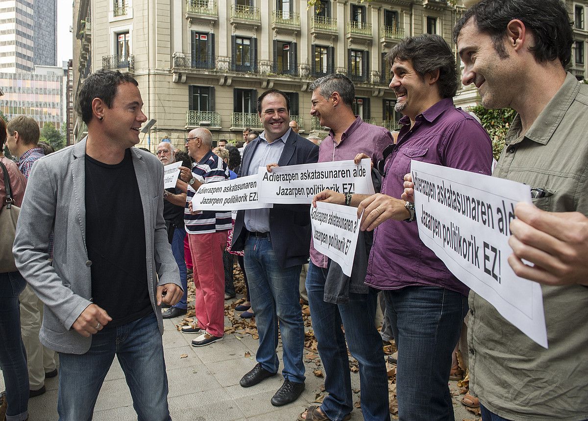 Jon Iñarritu, Oskar Matute, Pello Urizar eta Julen Arzuaga, auzitegiaren aurrean egindako elkarretaratzean, Hasier Arraiz agurtzen. MONIKA DEL VALLE / ARGAZKI PRESS. Jon Iñarritu, Oskar Matute, Pello Urizar eta Julen Arzuaga, auzitegiaren aurrean egindako elkarretaratzean, Hasier Arraiz agurtzen. MONIKA DEL VALLE / ARGAZKI PRESS.