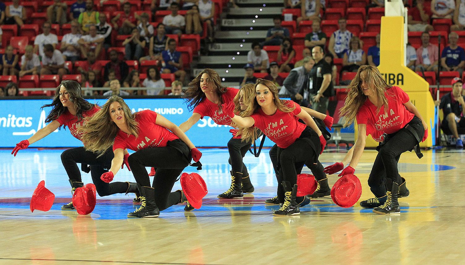 Zeelanda Berriaren eta Dominikar Errepublikaren arteko partidan dantza egin zuen emakumezkoen taldea. ALFREDO ALDAI / EFE.