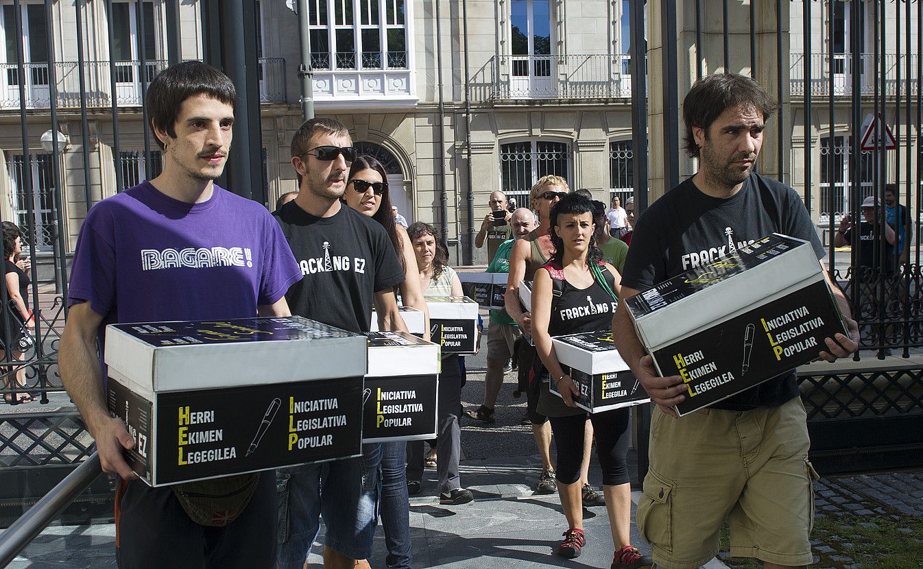 Fracking-aren aurkako legea eskatzeko sinadurak legebiltzarrera eraman zituzten atzo. RAUL BOGAJO / ARGAZKI PRESS.