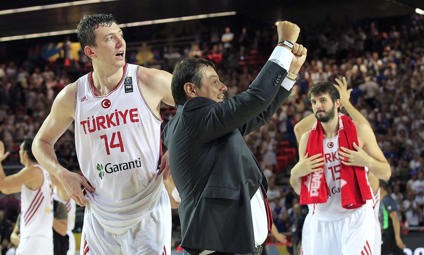 Ergin Ataman Turkiako hautatzailea, Finlandiaren aurkako garaipena ospatzen. ALFREDO ALDAI / EFE. Ergin Ataman Turkiako hautatzailea, Finlandiaren aurkako garaipena ospatzen. ALFREDO ALDAI / EFE.