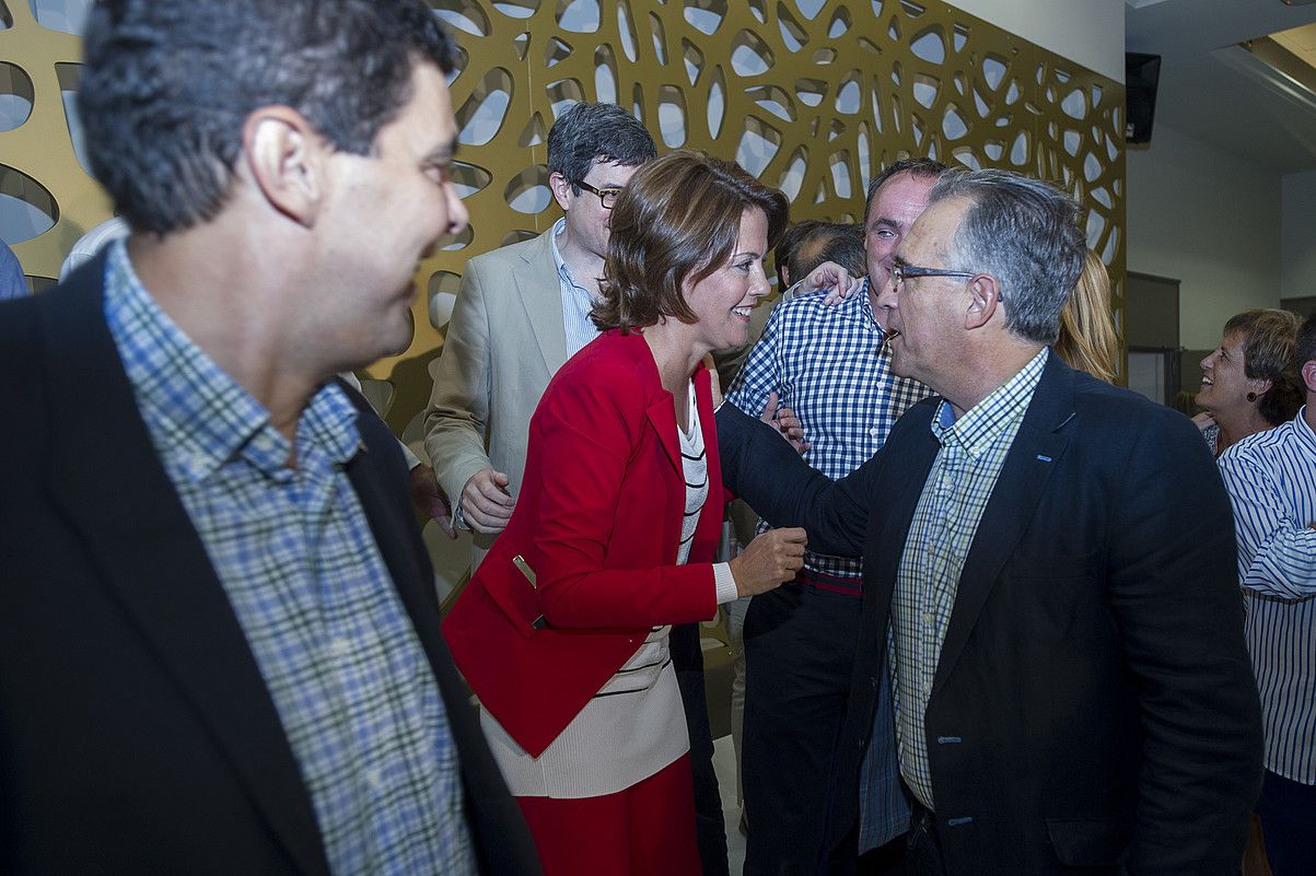Yolanda Barcina, Enrique Maia Iruñeko alkatearen zorionak jasotzen, atzo Cadreitan eginiko ekitaldian. IÑIGO URIZ / ARP. Yolanda Barcina, Enrique Maia Iruñeko alkatearen zorionak jasotzen, atzo Cadreitan eginiko ekitaldian. IÑIGO URIZ / ARP.