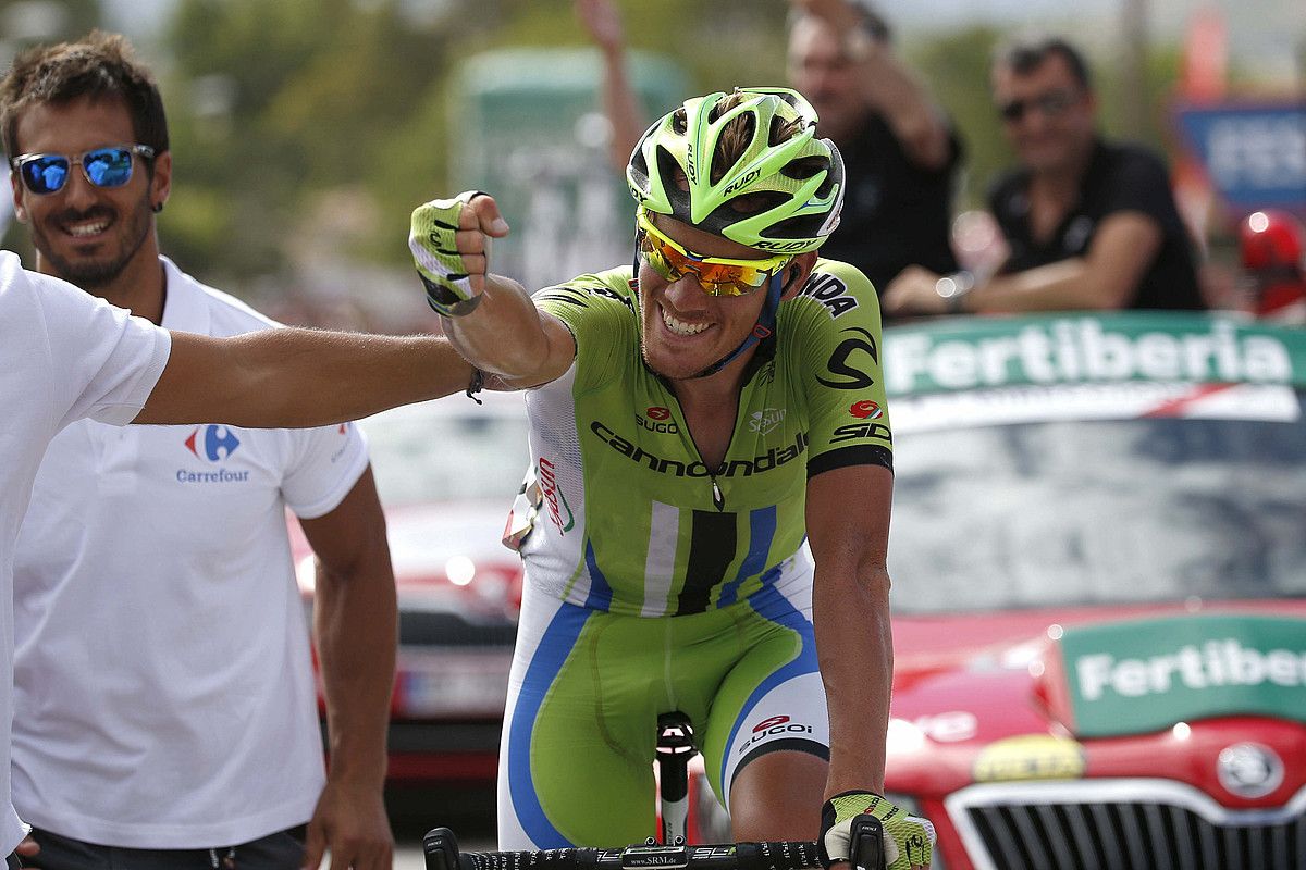 Alessandro de Marchi, eskua altxatuta, garaipena ospatzen. JAVIER LIZON / EFE.