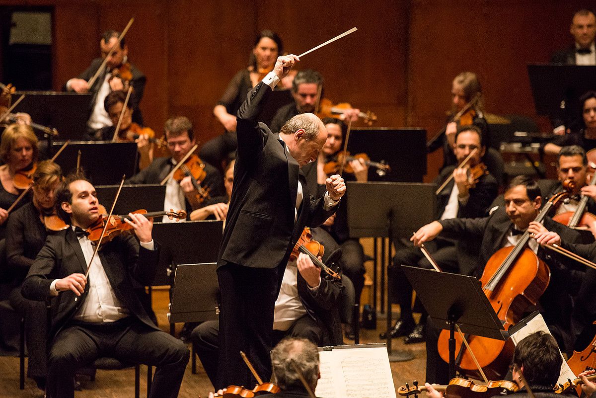 Ivan Fischer, Budapesteko orkestra zuzentzen. IAN DOUGLAS.