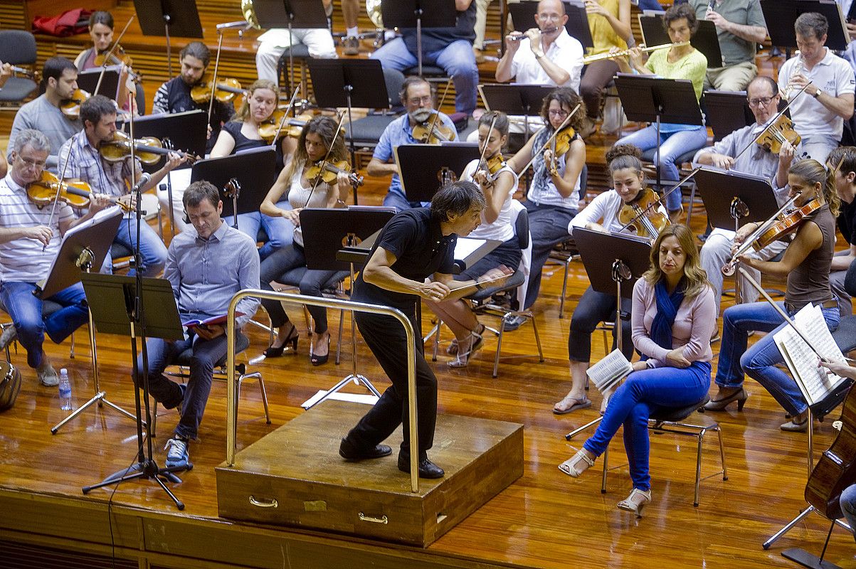 Euskadiko Orkestra Sinfonikoko musikariak, Jun Maerklen aginduetara, atzo, orkestraren egoitzan. JUAN CARLOS RUIZ / ARP.