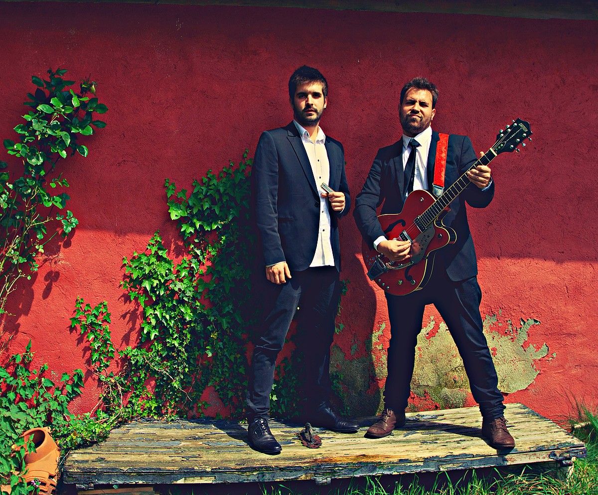Gaizka Azkarate eta Azkaiter Pelox dira Behi Bi Blues taldeko kideak. EKAITZ UZIN / GAZTELUPEKO HOTSAK. Gaizka Azkarate eta Azkaiter Pelox dira Behi Bi Blues taldeko kideak. EKAITZ UZIN / GAZTELUPEKO HOTSAK.