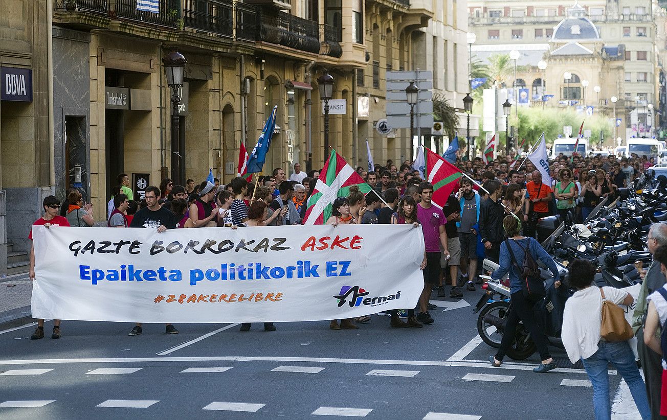 «Epaiketa politikoen» aurka Donostian egindako manifestazioa, atzo. JUAN CARLOS RUIZ / ARGAZKI PRESS.
