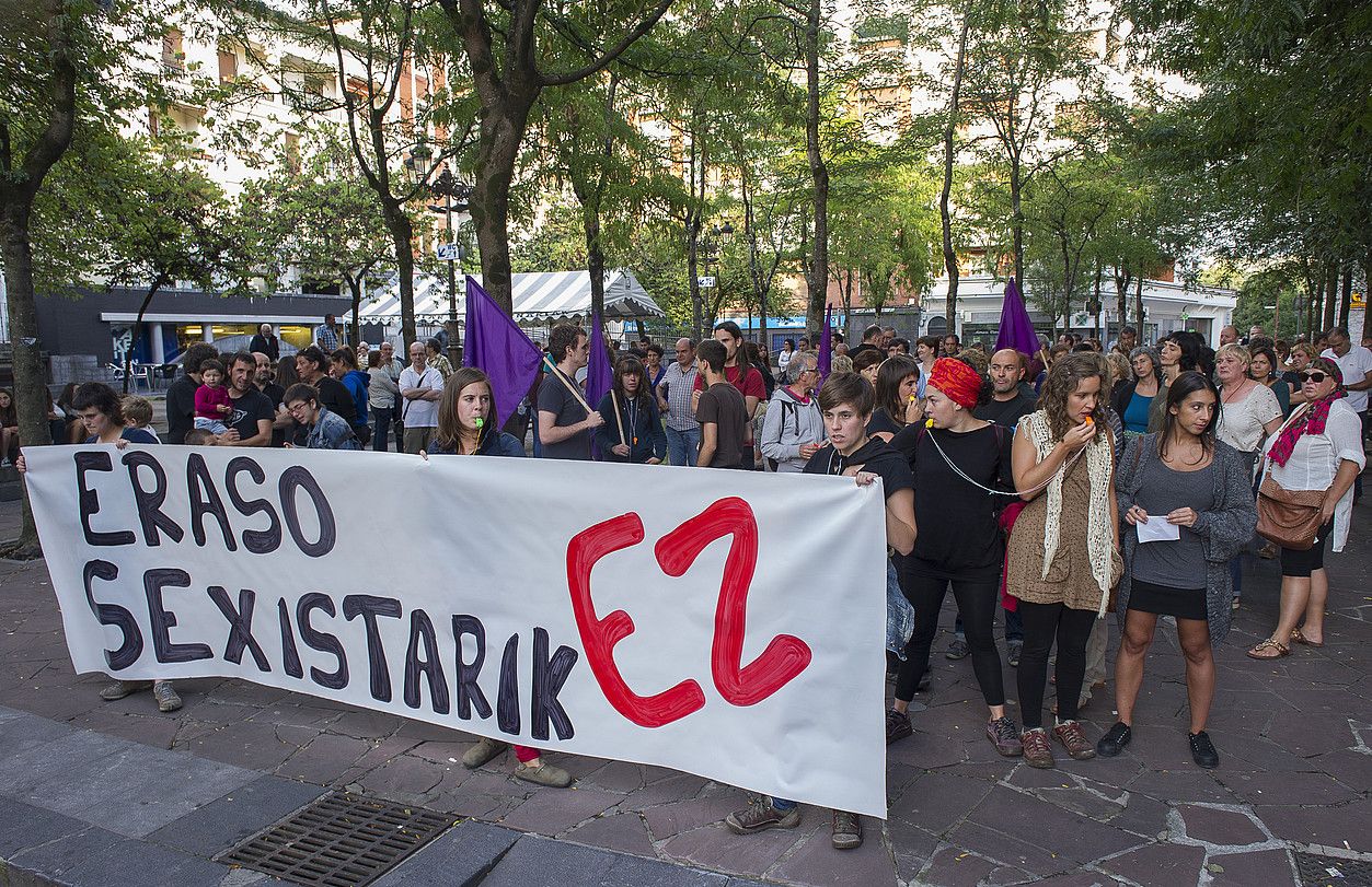 Elkarretaratzea, atzo, Plaza Berrian. ANDONI CANELLADA / ARGAZKI PRESS. Elkarretaratzea, atzo, Plaza Berrian. ANDONI CANELLADA / ARGAZKI PRESS.