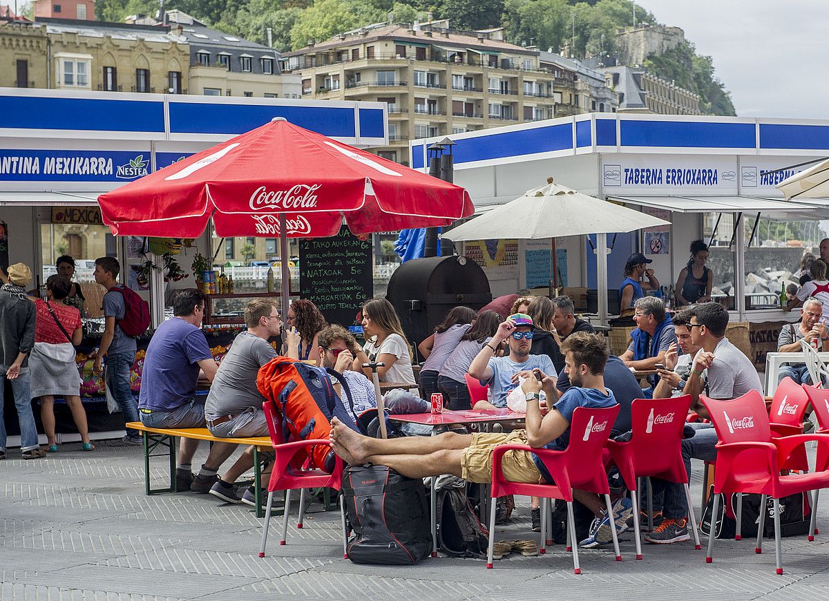 Eguerdietan, jende ugari biltzen da Kursaaleko terrazara, munduko gastronomia dastatzera. GORKA RUBIO / ARGAZKI PRESS.