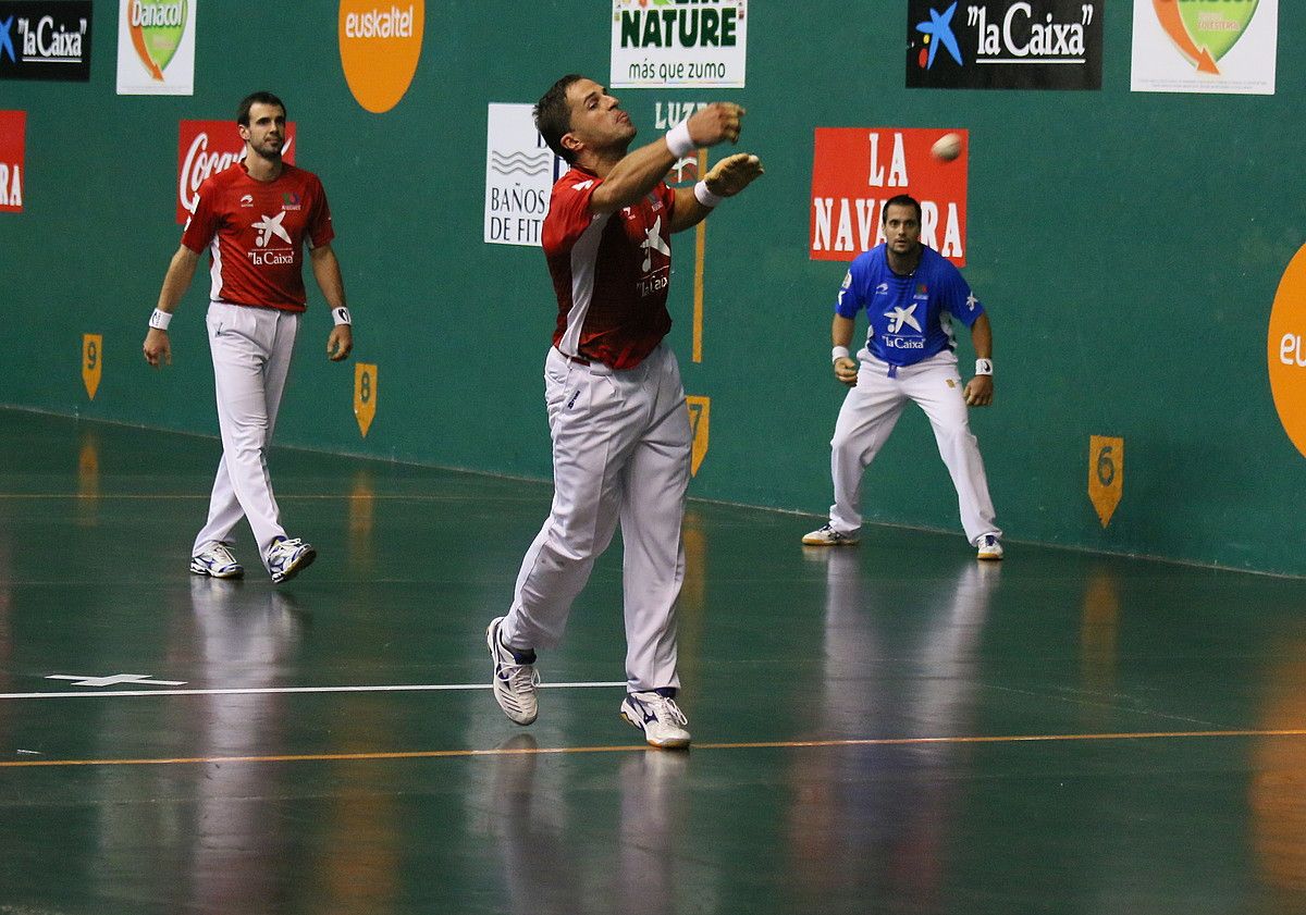 Olaizola II.a pilota astintzen, atzo, Zarauzko jaialdian. GOTZON ARANBURU / ARP.