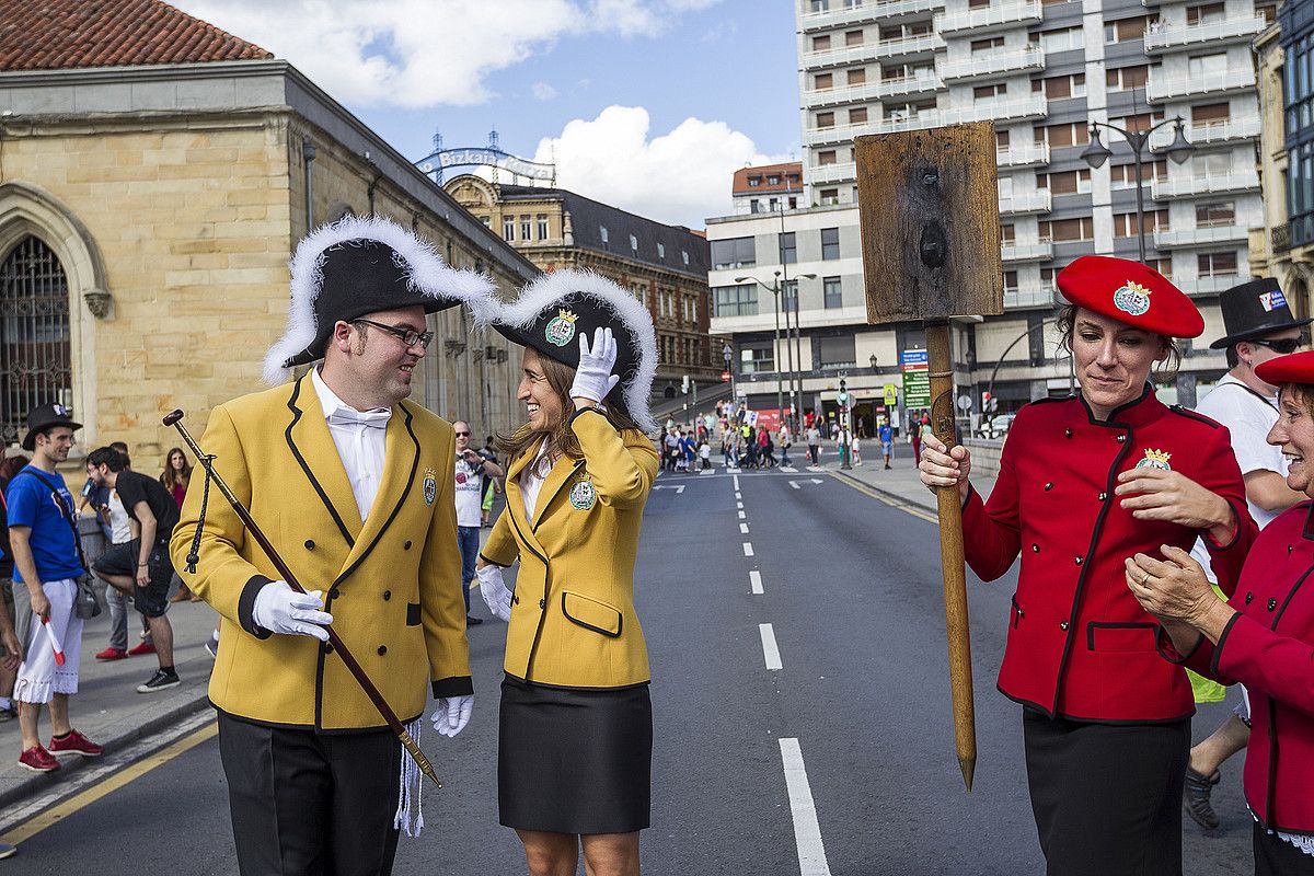 San Anton zubian hasi zen konpartsen jaitsiera. ARITZ LOIOLA / ARGAZKI PRESS.