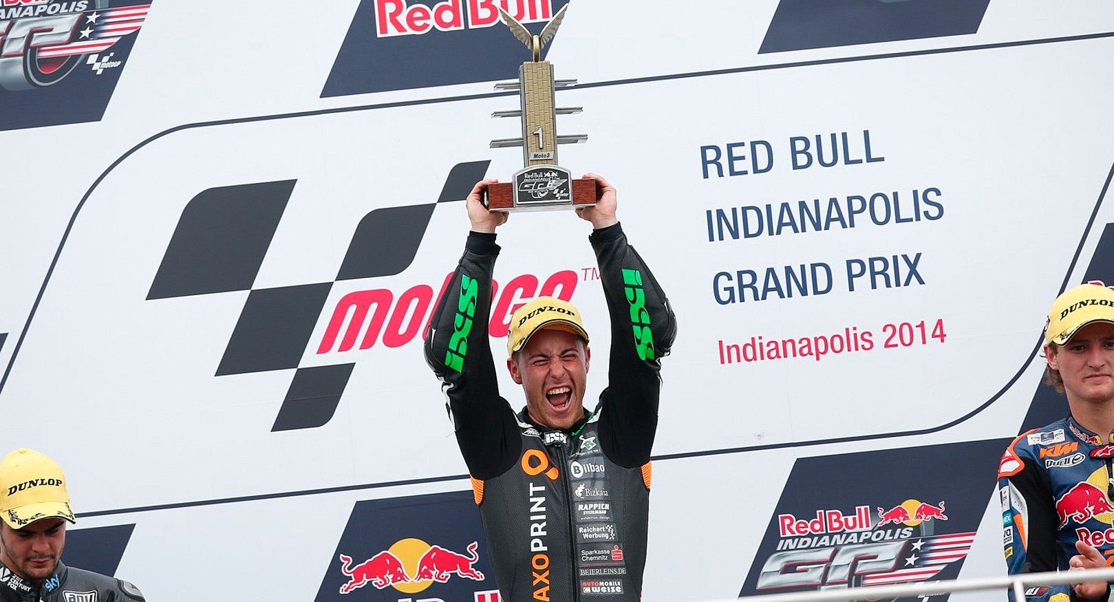 Efren Vazquez bilbotarra podiumean, erdi-erdian, pozez zoratzen, herenegun, Indianapolisko Sari Nagusia irabazi berritan, podiumean. GRUPO FUNCIONA.