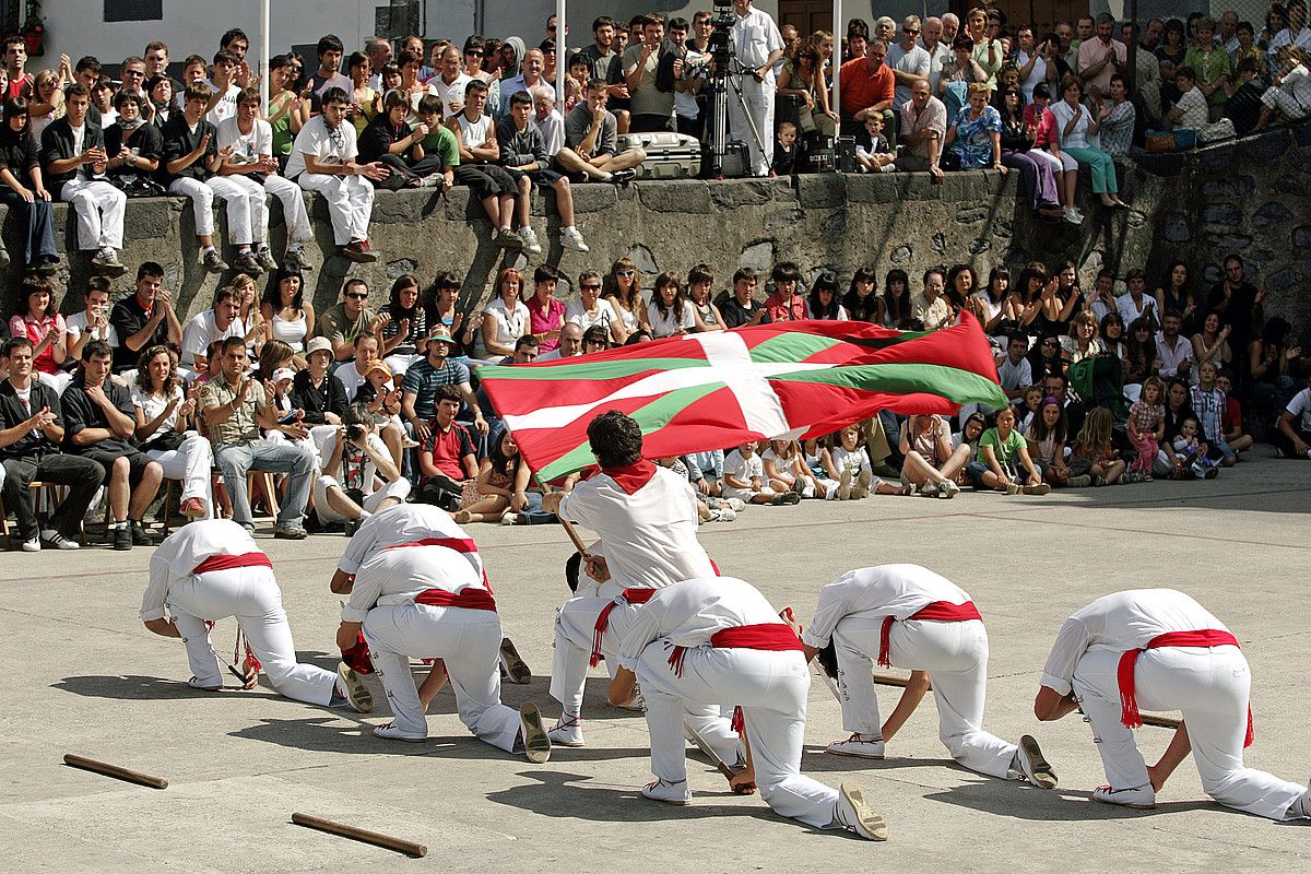 Aurrera dantza taldeko ezpata dantzariak, agurra dantzatzen, herriko plazan. IÑIGO URIZ / ARGAZKI PRESS. Aurrera dantza taldeko ezpata dantzariak, agurra dantzatzen, herriko plazan. IÑIGO URIZ / ARGAZKI PRESS.