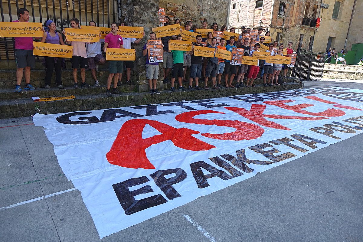 Donostiako Ernaik agerraldia egin zuen atzo, datorren asteko manifestaziora deitzeko. GOTZON ARANBURU / ARGAZKI PRESS.