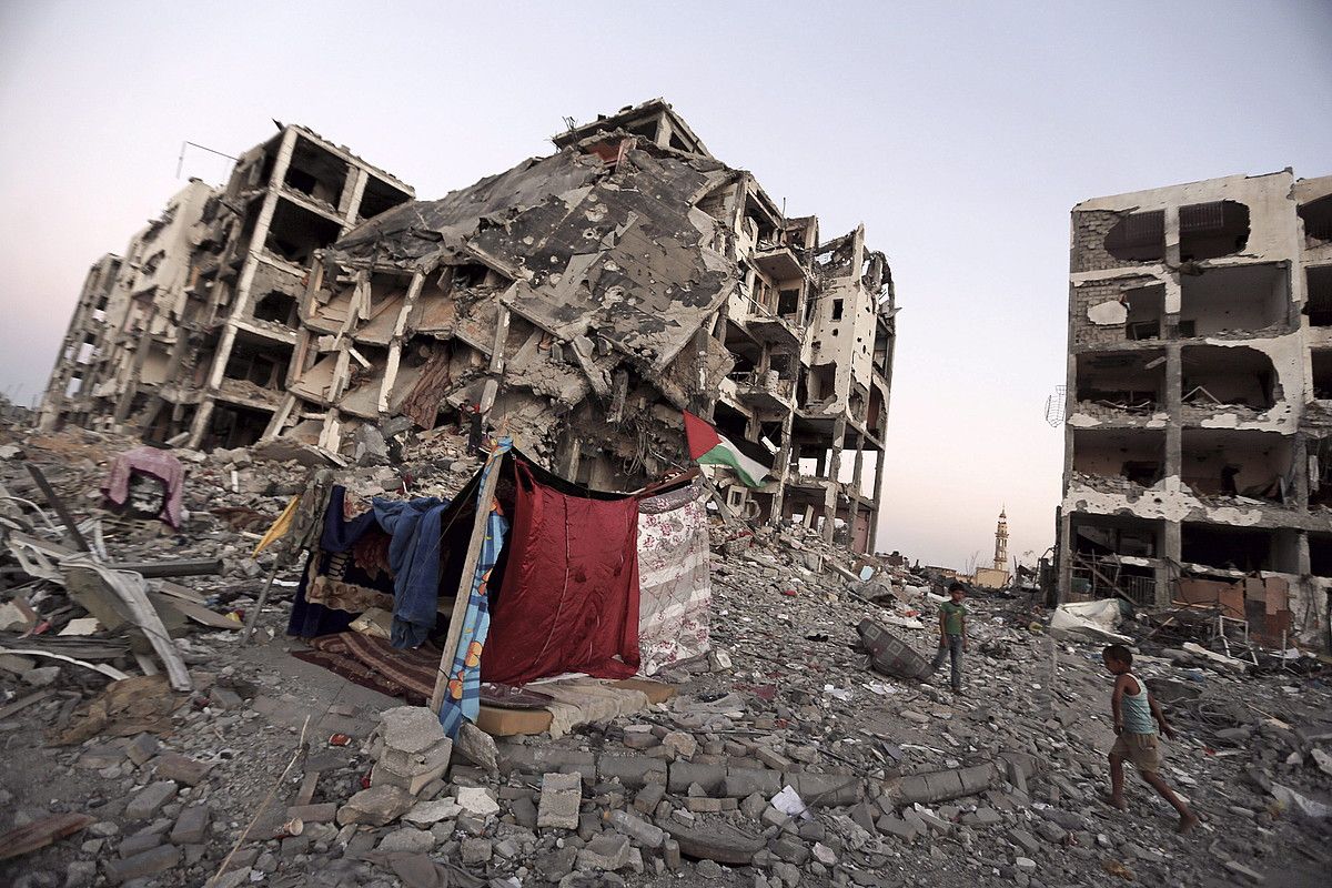 Gazako auzo batean etxe baten hondakinetan eraikitako txabola. MOHAMMED SABER / EFE.