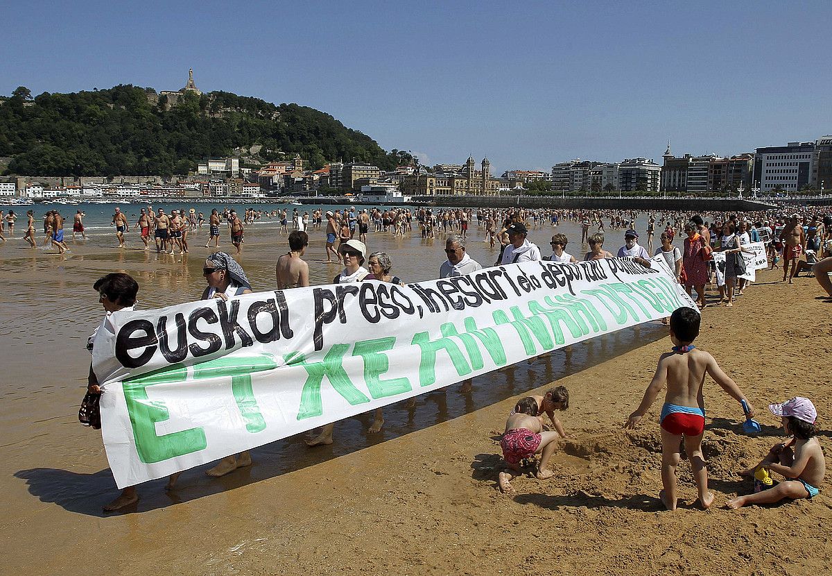 Etxerat elkarteak joan den igandean Donostiako Kontxan egindako protesta. J. ETXEZARRETA / EFE.