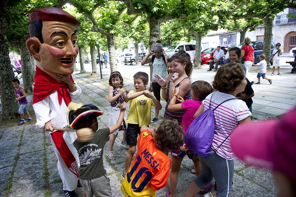 Etxarri Aranazko haurrak, buruhandi batekin jolasean. IÑIGO URIZ/ ARGAZKIPRESS. Etxarri Aranazko haurrak, buruhandi batekin jolasean. IÑIGO URIZ/ ARGAZKIPRESS.