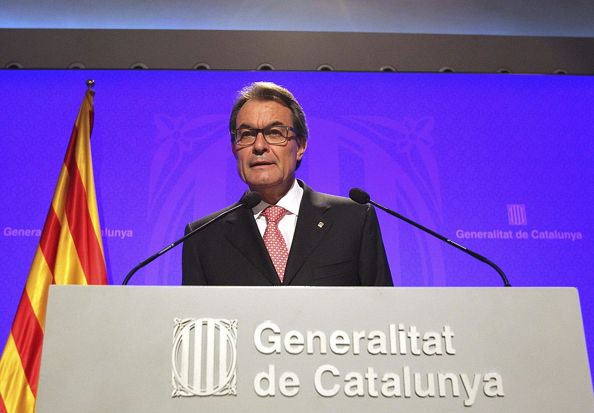 Artur Mas atzo, azalpenak ematen. TONI GARRIGA / EFE. Artur Mas atzo, azalpenak ematen. TONI GARRIGA / EFE.