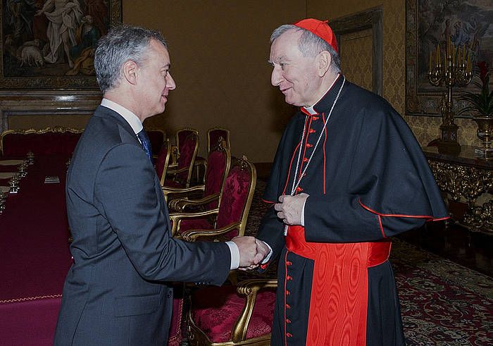 Urkullu eta Parolin, elkarri bostekoa ematen. JON BERNARDEZ / EFE