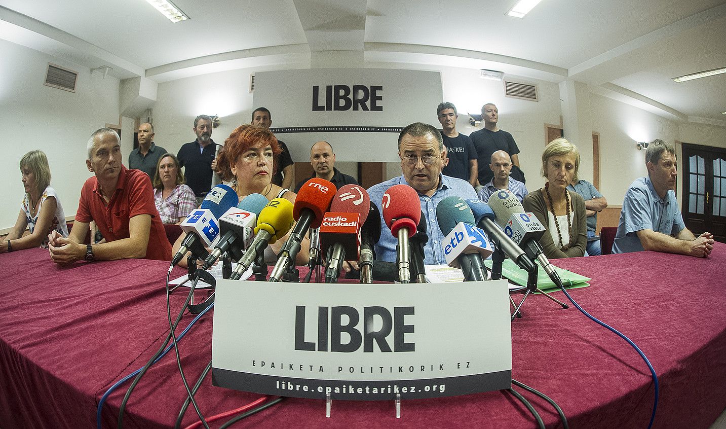 Espainiako Auzitegi Nazionalak 35/02 auzian ateratako epaia baloratzeko auzipetuek Donostian egindako agerraldia, atzo. JON URBE / ARGAZKI PRESS. Espainiako Auzitegi Nazionalak 35/02 auzian ateratako epaia baloratzeko auzipetuek Donostian egindako agerraldia, atzo. JON URBE / ARGAZKI PRESS.