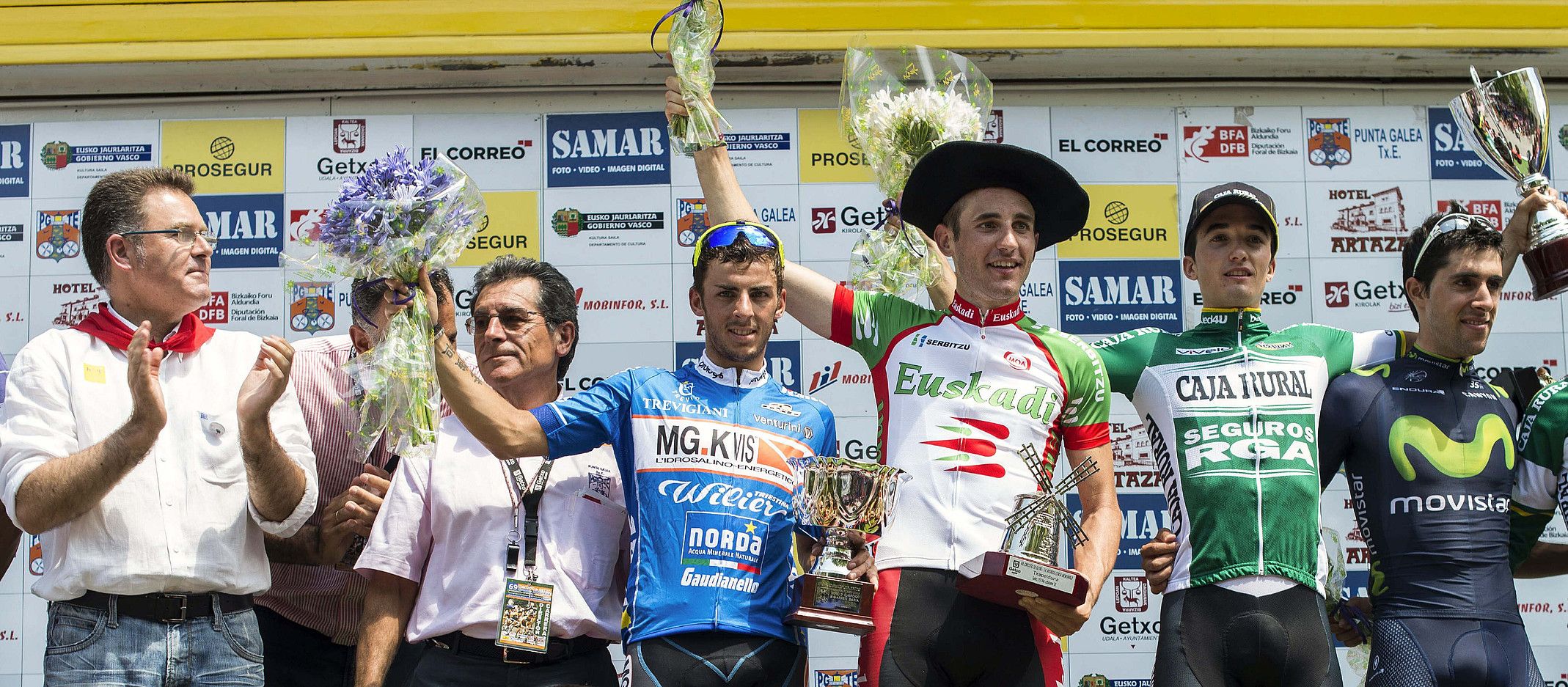 Carlos Barbero Euskadi taldeko txirrindularia, erdian, Getxoko Zirkuituko podiumeko goreneko koskan, Luca Kiriko eta Peio Bilbao alboan dituela. MIGUEL TOÑA / EFE.