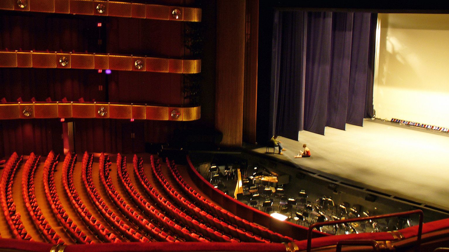 Lincoln Center antzokiaz arduratzen da Metropolitan Opera House erakundea.