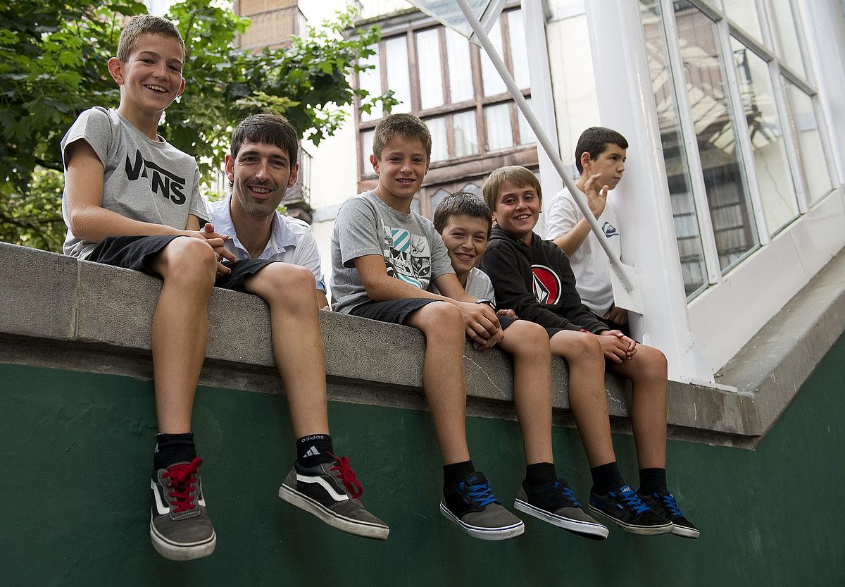 Kepa Peñagarikano pilotaria, Azpeitiko pilota eskolako umeetako batzuekin. JUAN CARLOS RUIZ / ARGAZKI PRESS.