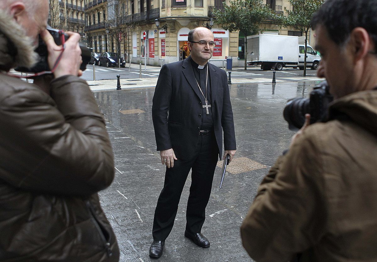 Jose Ignacio Munilla, Donostiako elizbarrutiko apezpikua, argazkilarien aurrean. JUAN HERRERO / EFE.