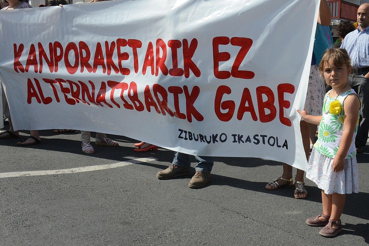 Ziburuko auzapezaren borondate eskasa salatzeko elkarretaratzea egin zuten uztailaren 9an. SYLVAIN SENCRISTO.