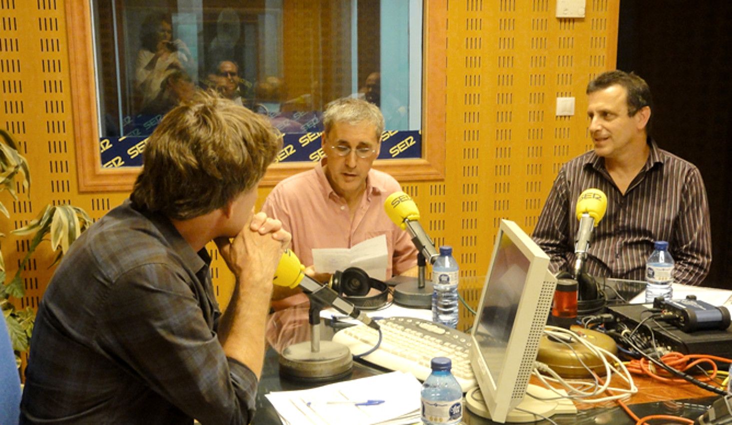 Joseba Urrusolo euskal presoa —erdian— eta haren ezkerrean Iñaki Garcia Arrizabalaga ETAren biktima, uztailaren 13an eginiko irrati saioan. CADENA SER. Joseba Urrusolo euskal presoa —erdian— eta haren ezkerrean Iñaki Garcia Arrizabalaga ETAren biktima, uztailaren 13an eginiko irrati saioan. CADENA SER.