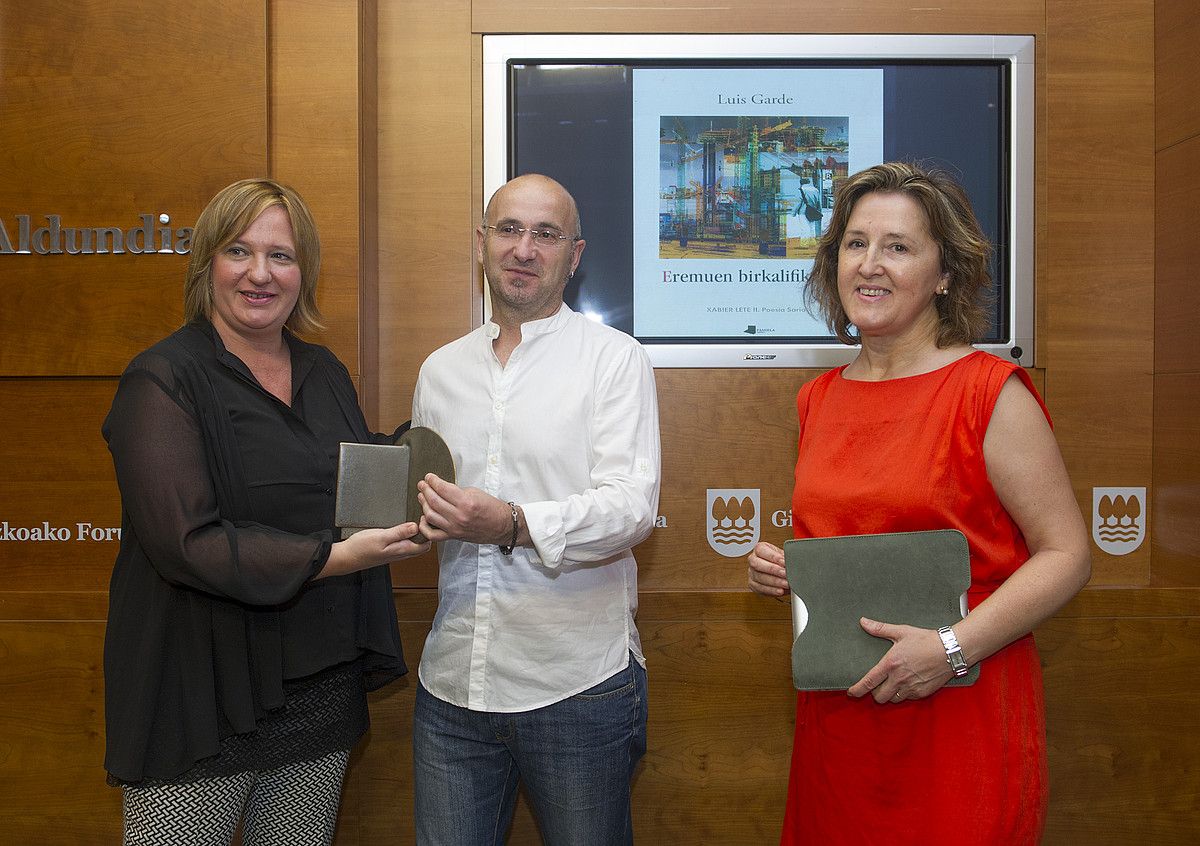 Ikerne Badiola eta Lourdes Otaegiren eskutik jaso zuen saria Luis Gardek. JON URBE / ARGAZKI PRESS.