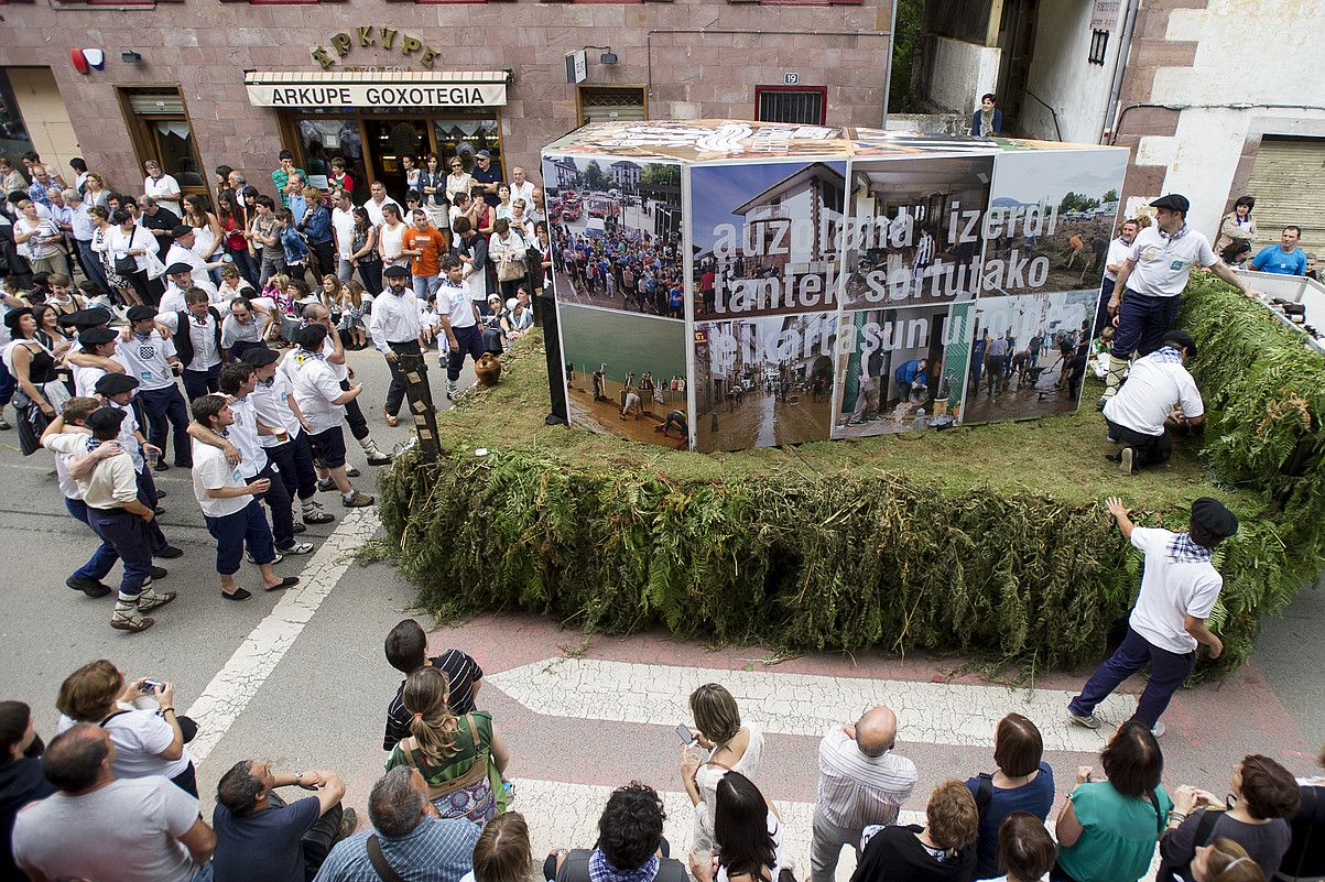 Irudian, Elizondoko orga, uholdeen ondorioz herritarrek izandako elkartasuna eskertzeko egina. IÑIGO URIZ/ ARGAZKI PRESS. Irudian, Elizondoko orga, uholdeen ondorioz herritarrek izandako elkartasuna eskertzeko egina. IÑIGO URIZ/ ARGAZKI PRESS.
