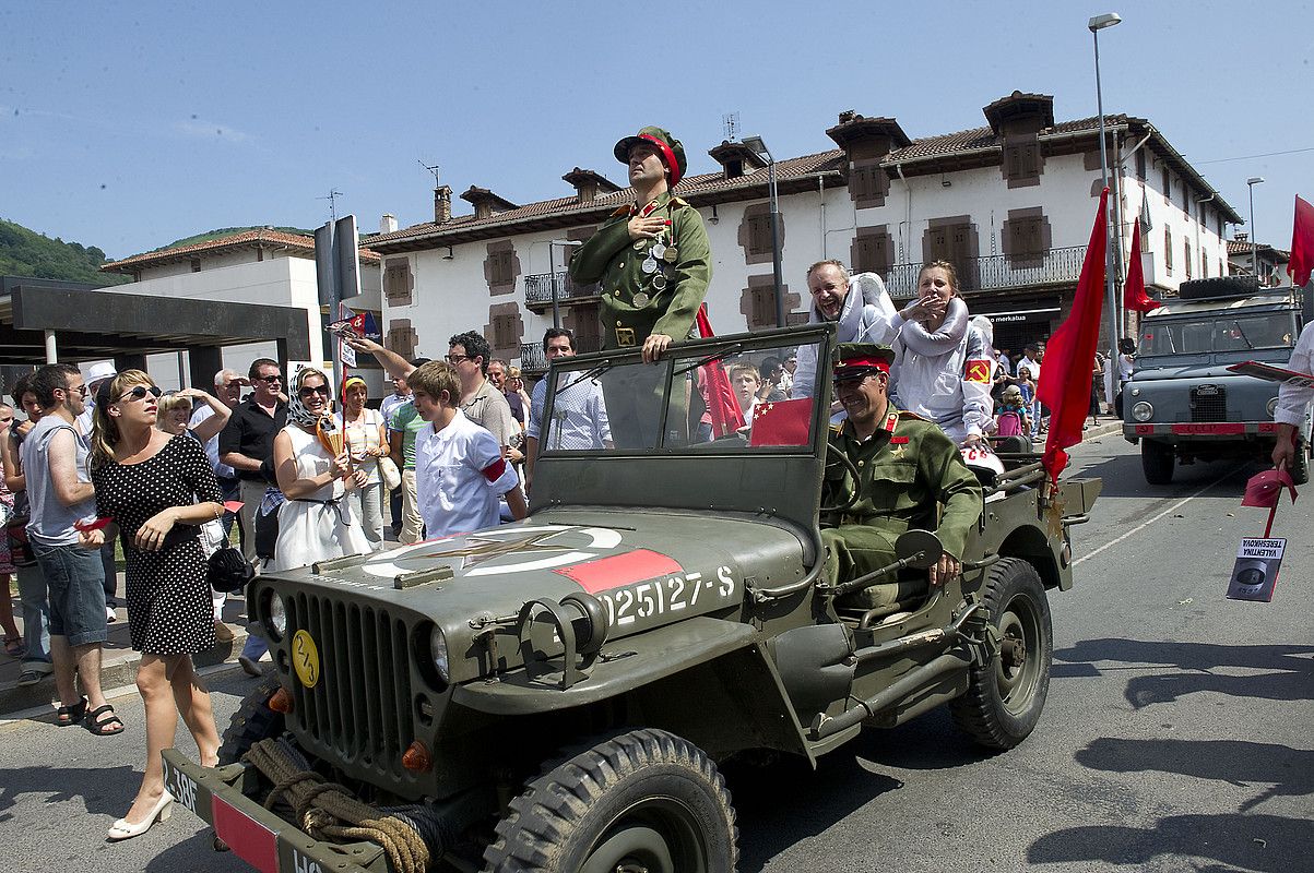 Baztandarrek herriko pasarteak islatzen dituzte Baztandarren Biltzarreko orga desfilean. IDOIA ZABALETA / ARGAZKI PRESS.