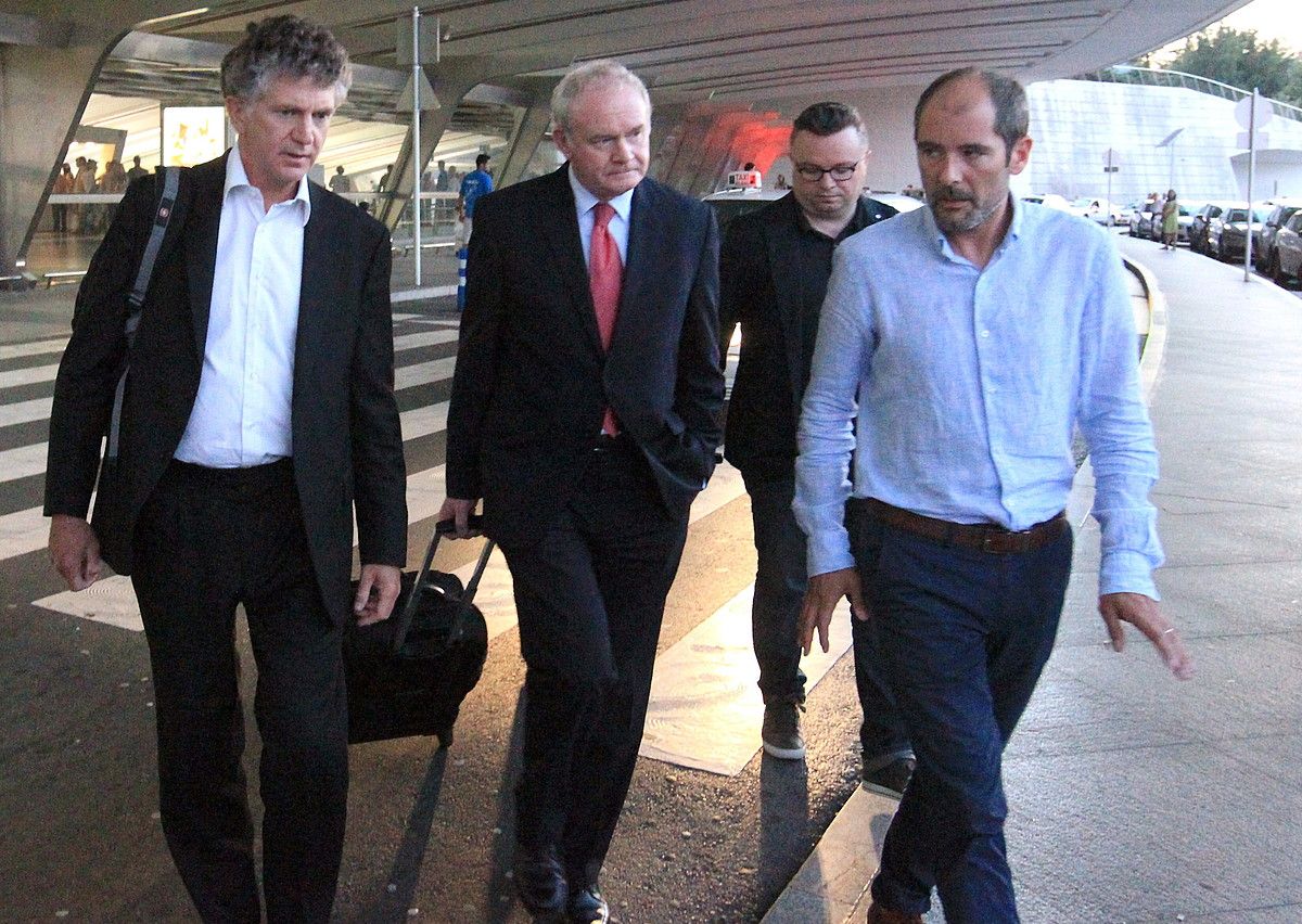 Powell eta McGuinness bitartekariak, Lokarriko Riosekin batera, herenegun, Loiura iritsi zirenean. LUIS TEJIDO / EFE. Powell eta McGuinness bitartekariak, Lokarriko Riosekin batera, herenegun, Loiura iritsi zirenean. LUIS TEJIDO / EFE.